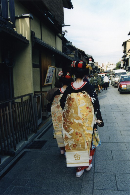Geishas & Maikos (Gion Corner)